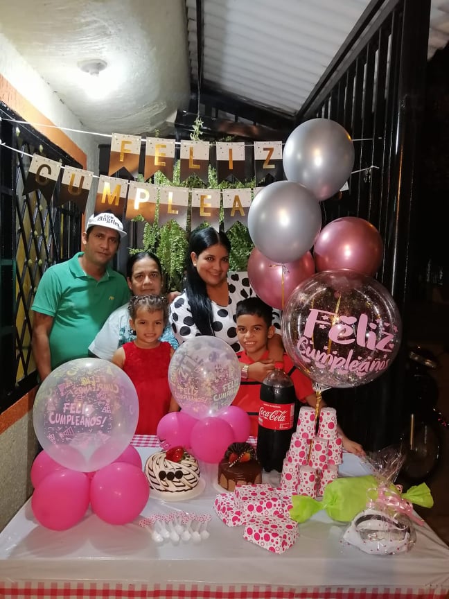 La homenajeada junto a sus hijos Jerónimo Gordo, Mariana Gordo y su mamá Amparo Parra y hermano Carlos Andrés Parra. La homenajeada junto a sus hijos Jerónimo Gordo, Mariana Gordo y su mamá Amparo Parra y hermano Carlos Andrés Parra.